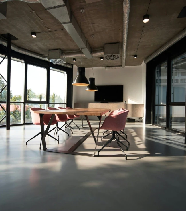 Sala de reuniones moderna con ventanales amplios y mobiliario contemporáneo Sala de reuniones moderna con ventanales amplios y mobiliario contemporáneo