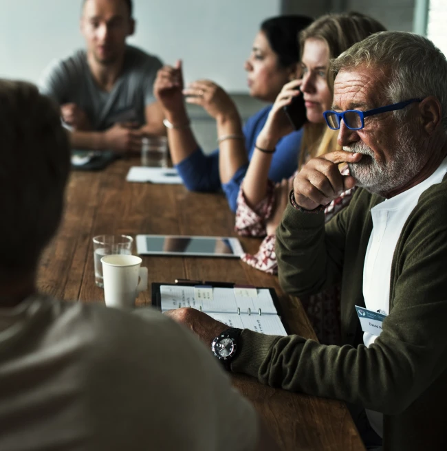 Sesión de consultoría con grupo de empresarios debatiendo estrategias Sesión de consultoría con grupo de empresarios debatiendo estrategias