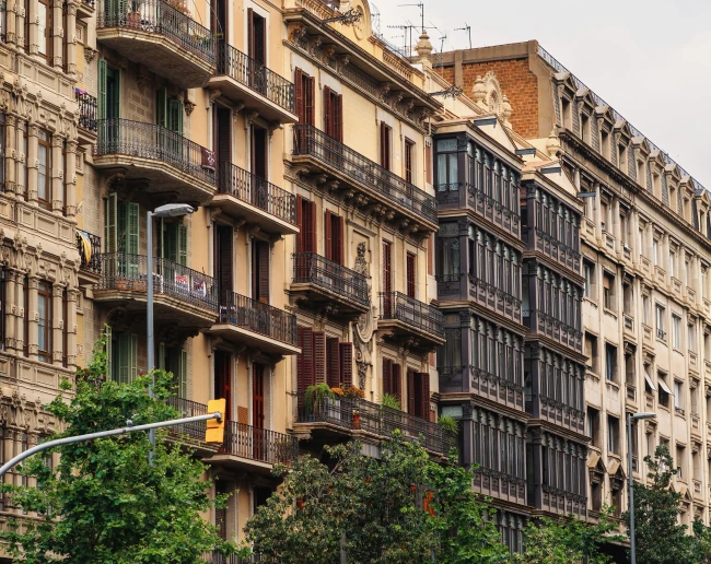 Fila de edificios clásicos con balcones en una calle de Barcelona Fila de edificios clásicos con balcones en una calle de Barcelona