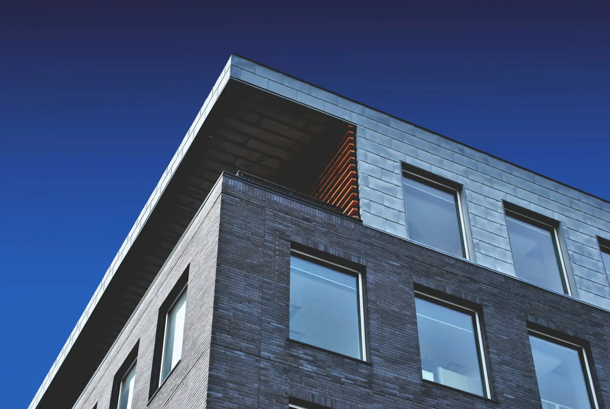 Fachada de un edificio de viviendas contra el cielo azul