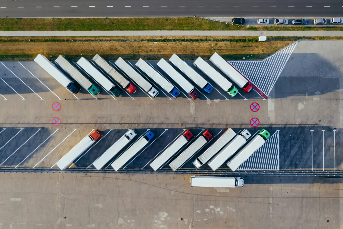 Camiones aparcados en una zona logística, vistos desde el aire