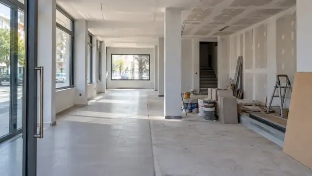 Local comercial con distintas fases de obra y materiales pendientes