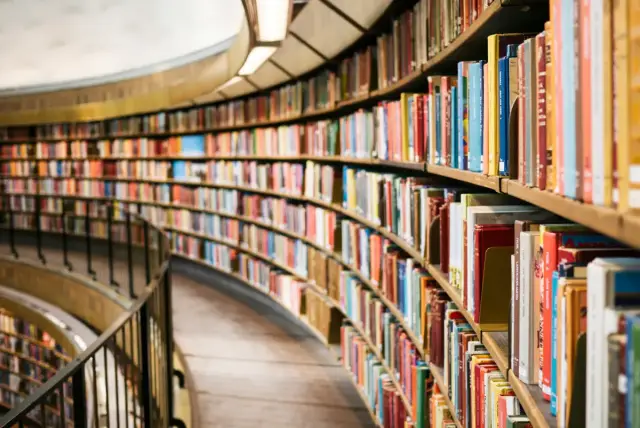 Estanterías curvas llenas de libros en una biblioteca de varias plantas