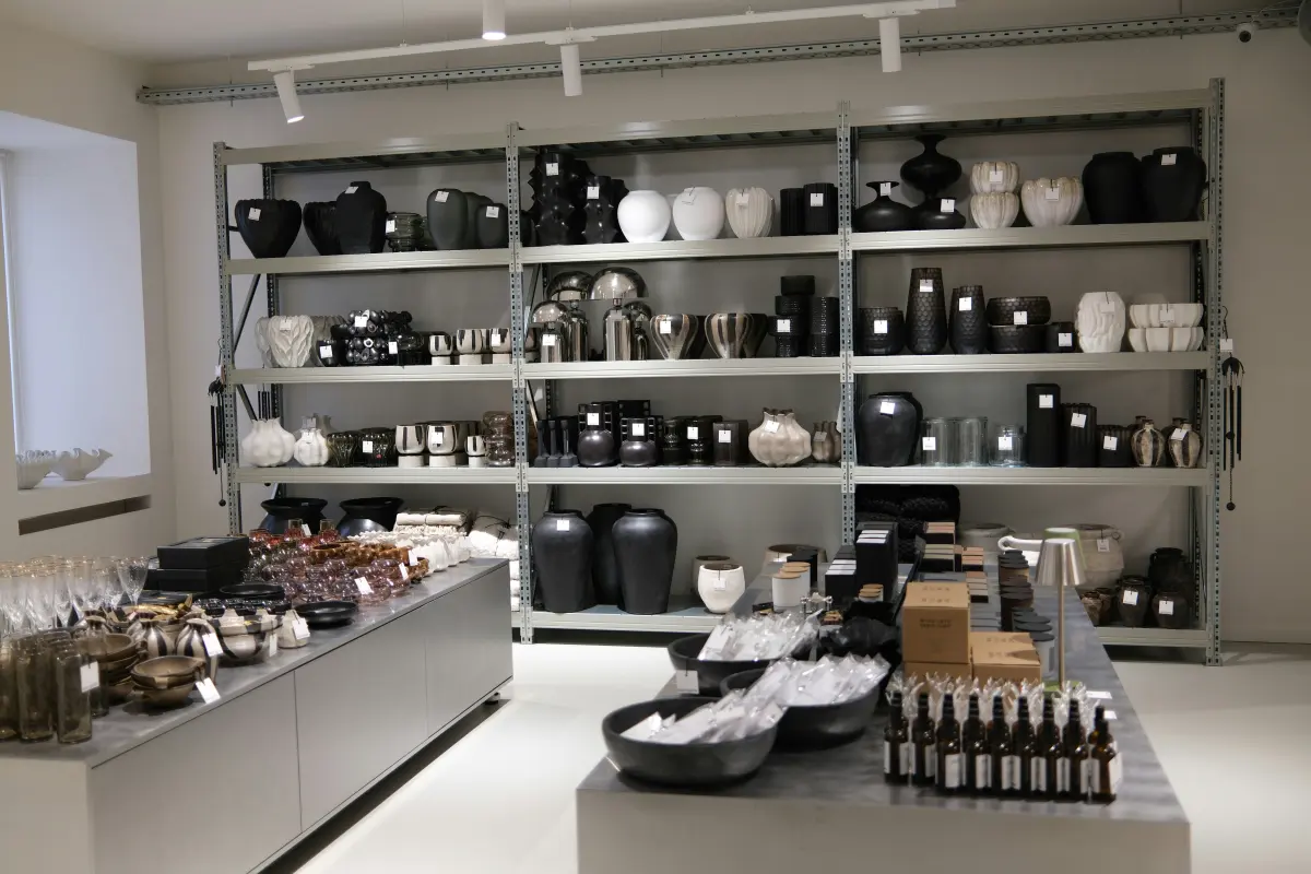 Interior de una tienda de artículos para el hogar con estanterías de jarrones y menaje