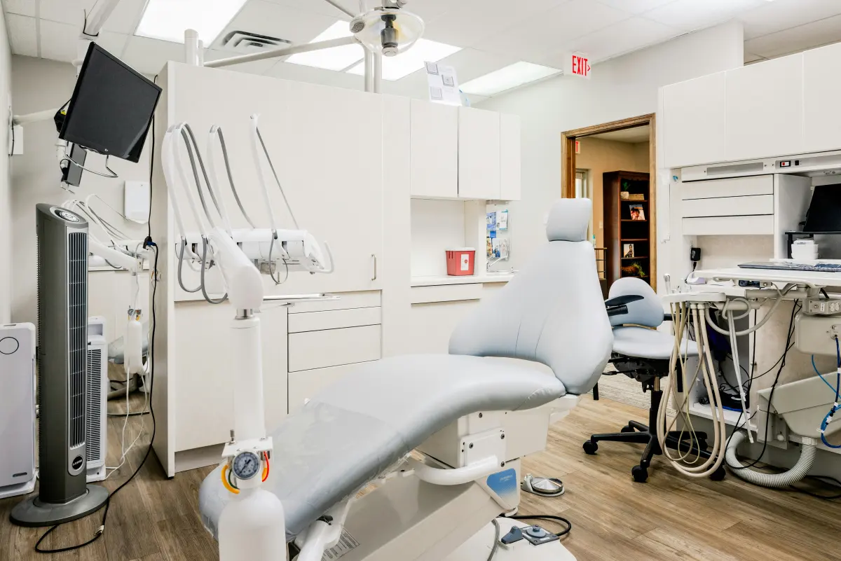 Gabinete de una clínica dental con el sillón y el equipo de trabajo